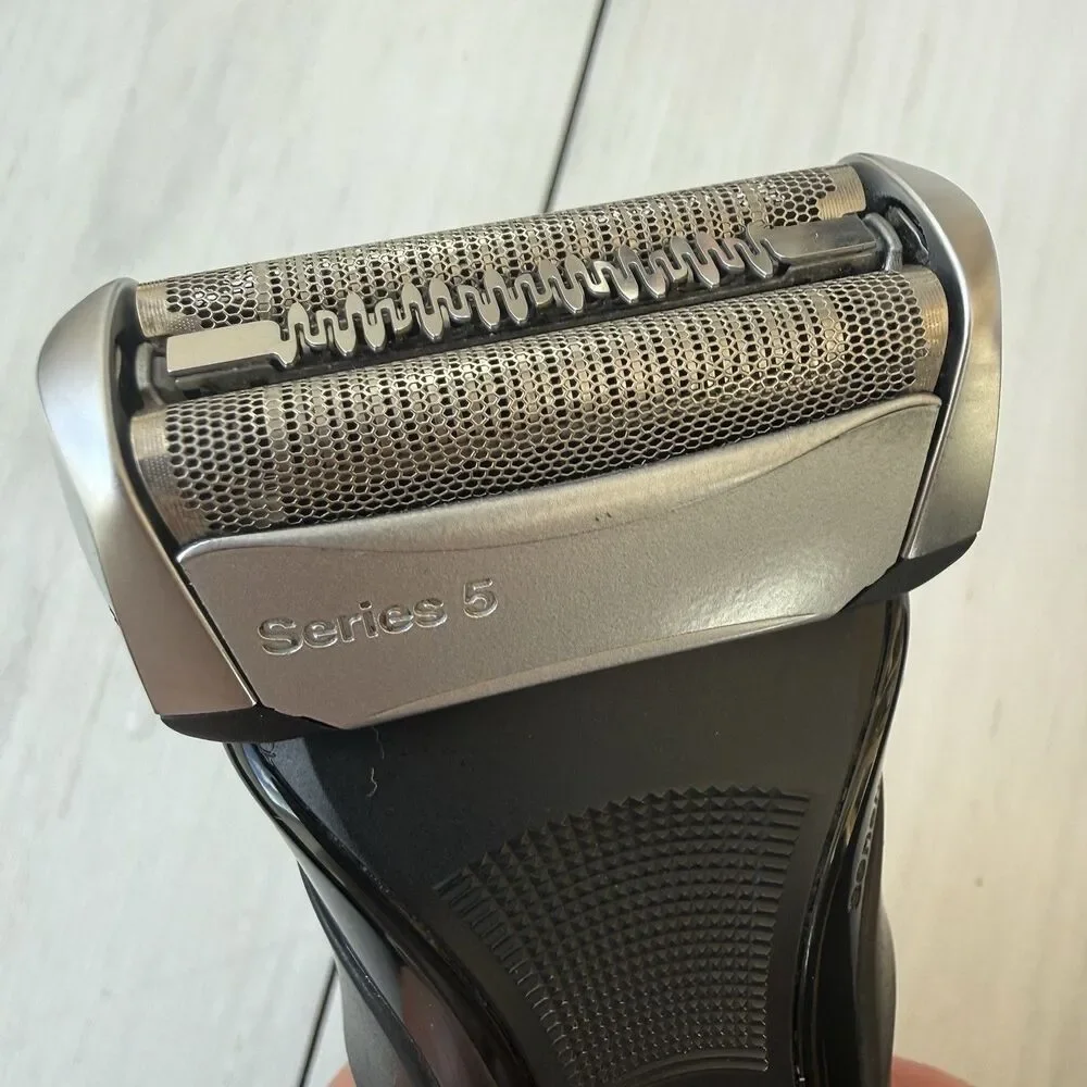 Braun Series 5 550cc-4 Electric Shaver/Charger/Cleaning Dock & Case Needs Blades